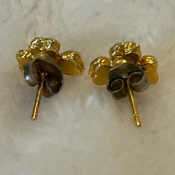 Women’s 3 Leaf Clover Earrings Gold Tone Green Stone St Patrick’s Day - Picture 3 of 3